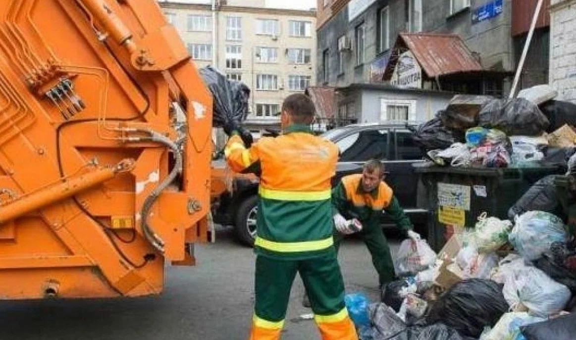 Срочный вывоз мусора в Красноярске от ПроМусор — заказ день в день от 2896 руб., грузчики, цена
