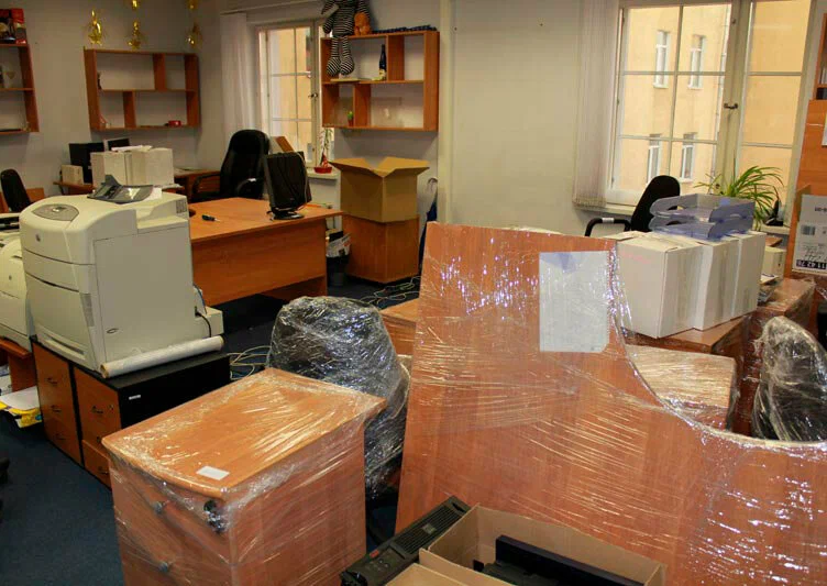 Вывоз старой офисной мебели в Красноярске в октябре