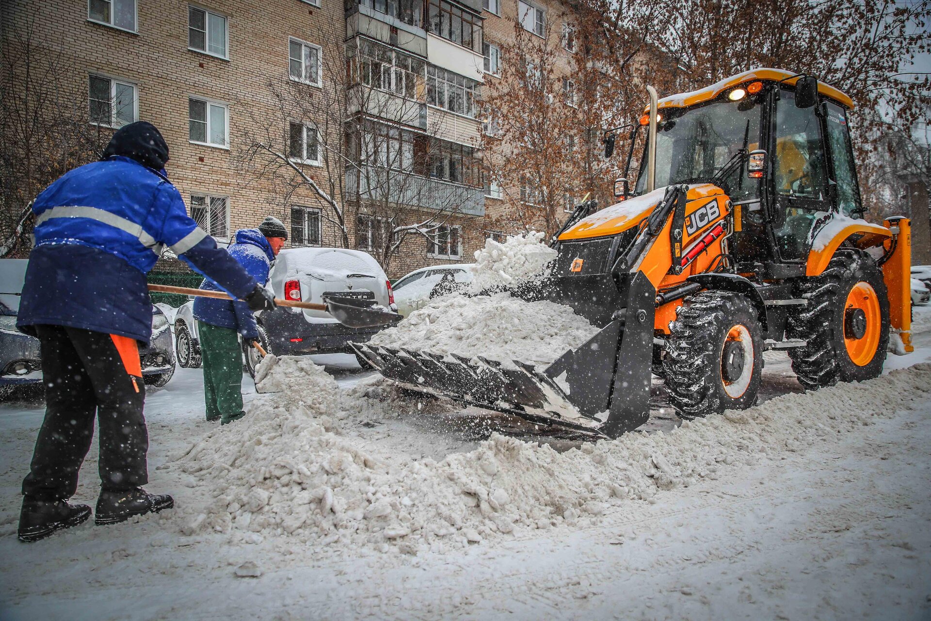 Очистка дворов от снега и наледи в Красноярске — уборка снега, трактор и ручная, цены от 508 руб. | ПроМусор