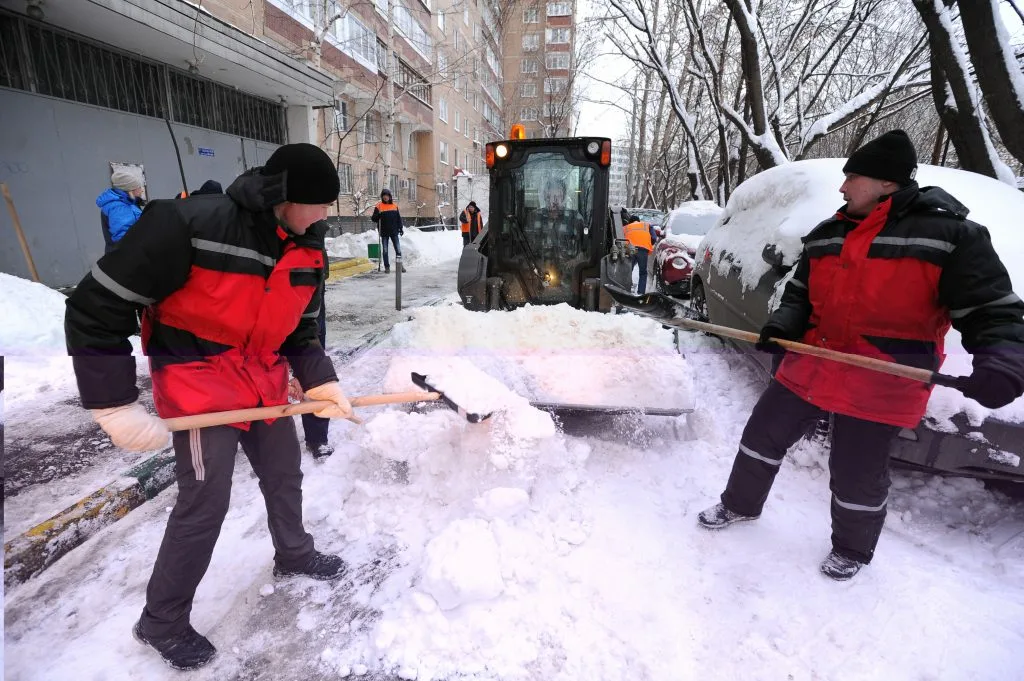Очистка дворов от снега с гарантией результата в Красноярске в октябре